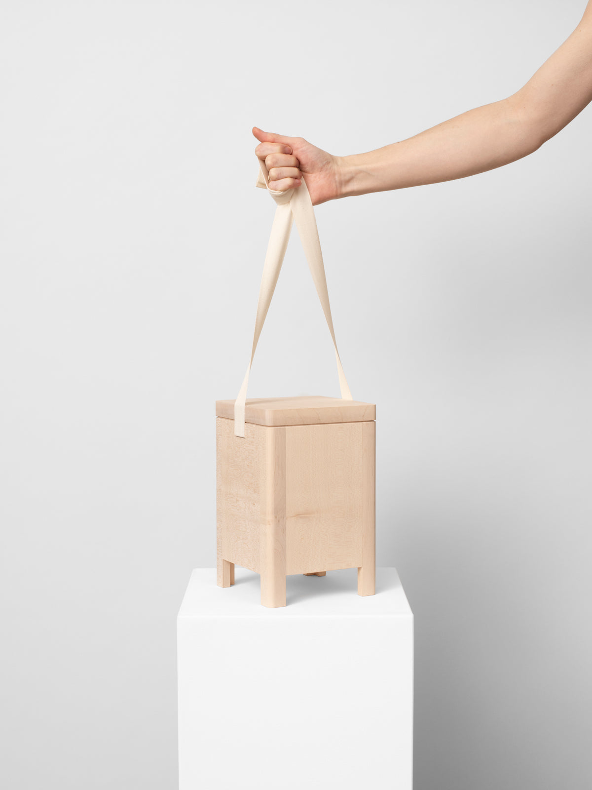 abbaubare Holzurne Akamo mit Absenkband