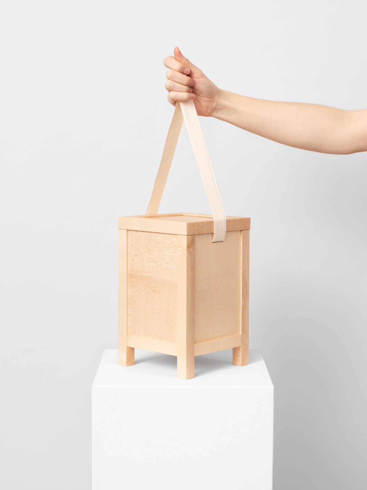 Holzurne Akawa mit Absenkband