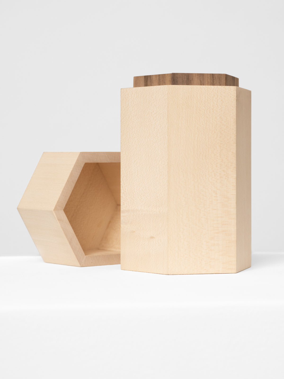 Sternenkinder Urne Fides aus Ahornholz, Deckel geöffnet, innen Nussbaumholz