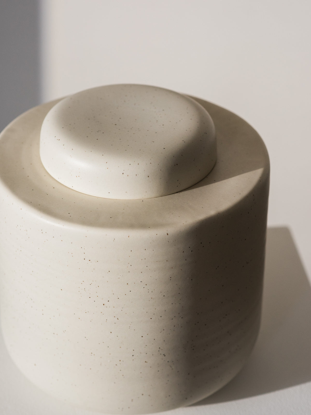 Keramikurne Elifa Sand in Licht und Schatten