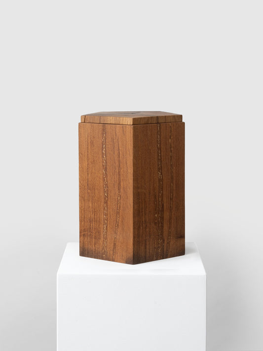 Holzurne für Aschekapsel aus recyceltem Holz, abbaubar für Urnenbestattung, Friedwald und Naturbestattung – Pentaga von urnique