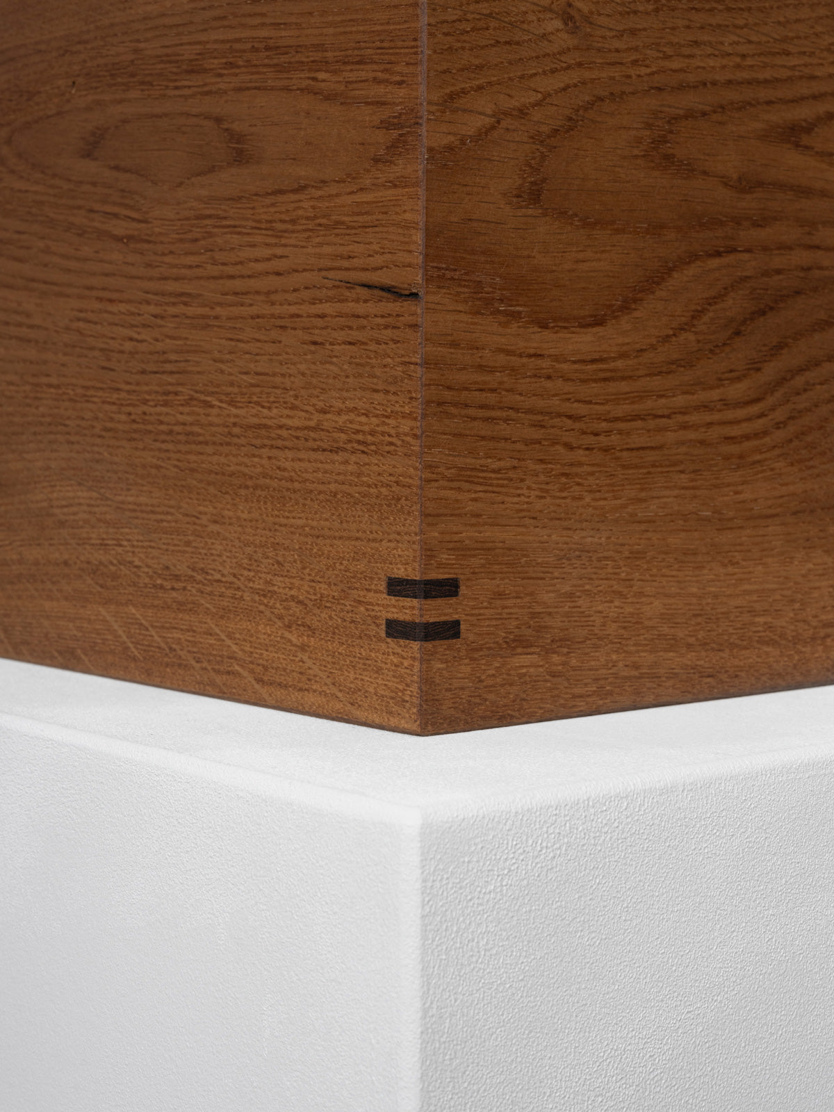 Holzurne aus recyceltem Holz, abbaubar für Urnenbestattung und Naturbestattung, Detail