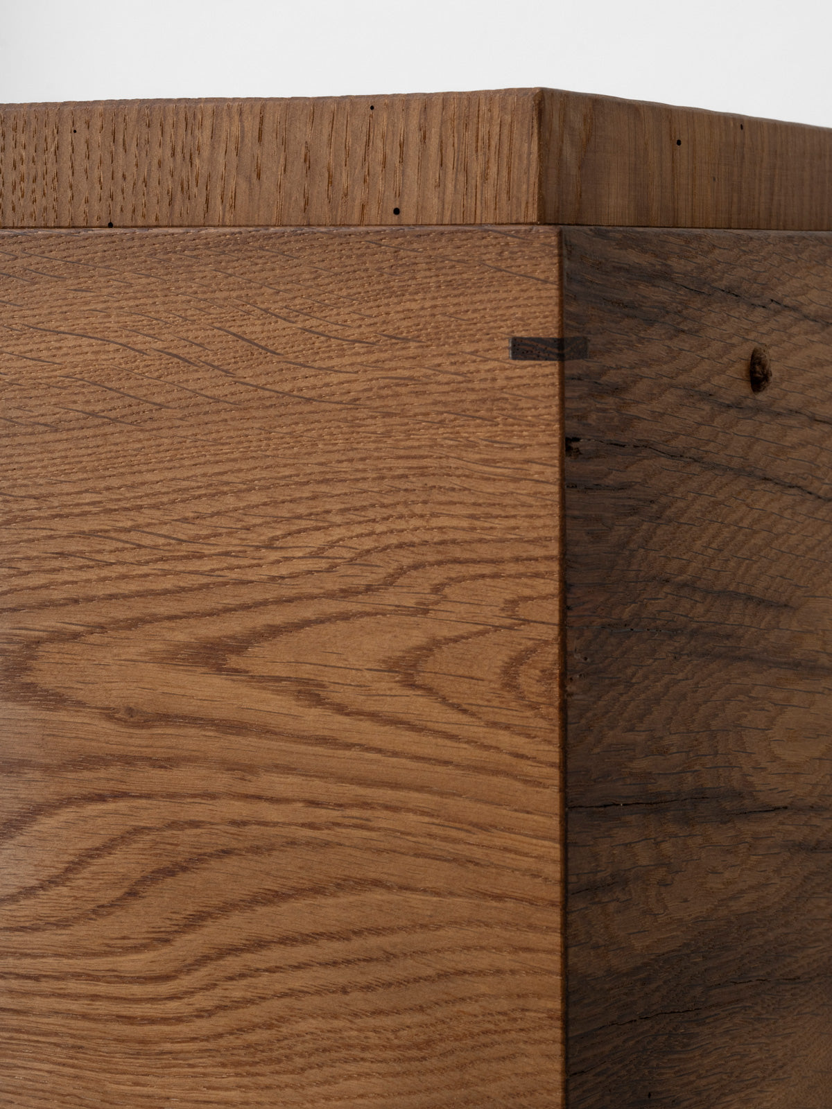 Holzurne aus recyceltem Holz, abbaubar für Urnenbestattung und Naturbestattung, Detail