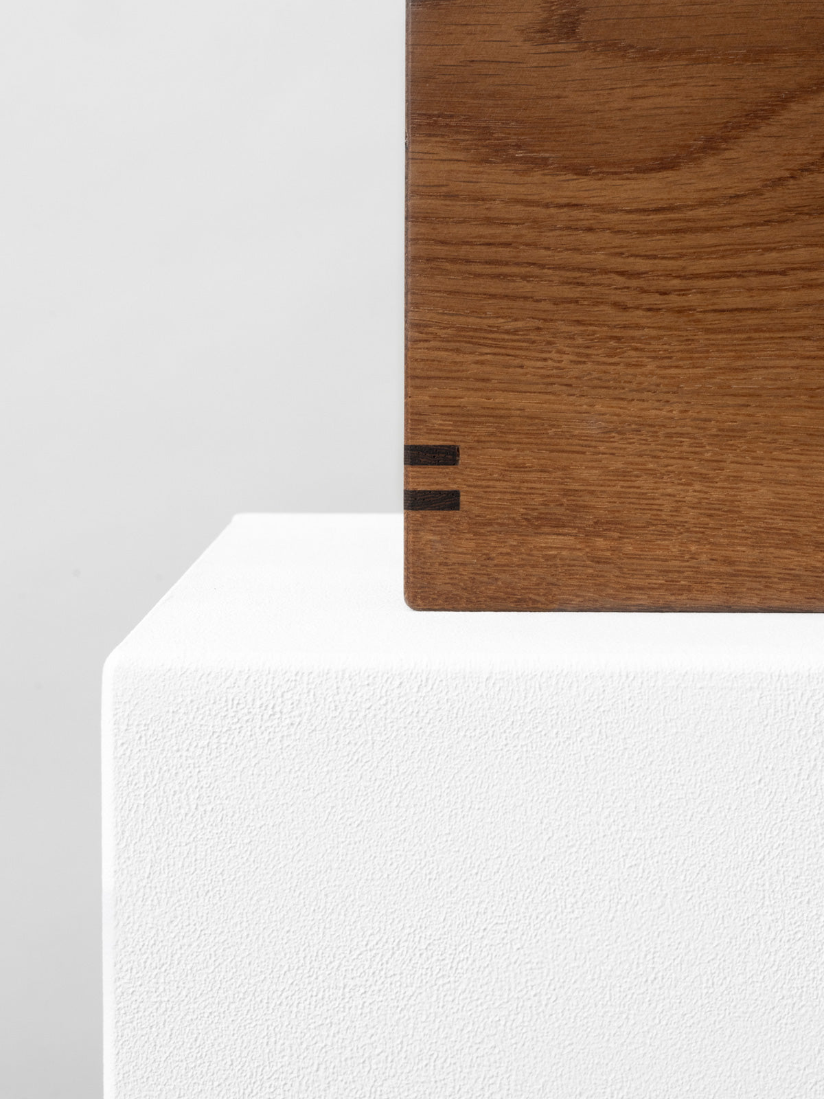 Holzurne aus recyceltem Holz, abbaubar für Urnenbestattung und Naturbestattung, Detail