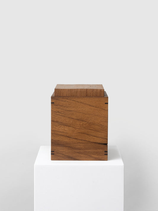 Holzurne aus recyceltem Holz, abbaubar für Urnenbestattung und Naturbestattung