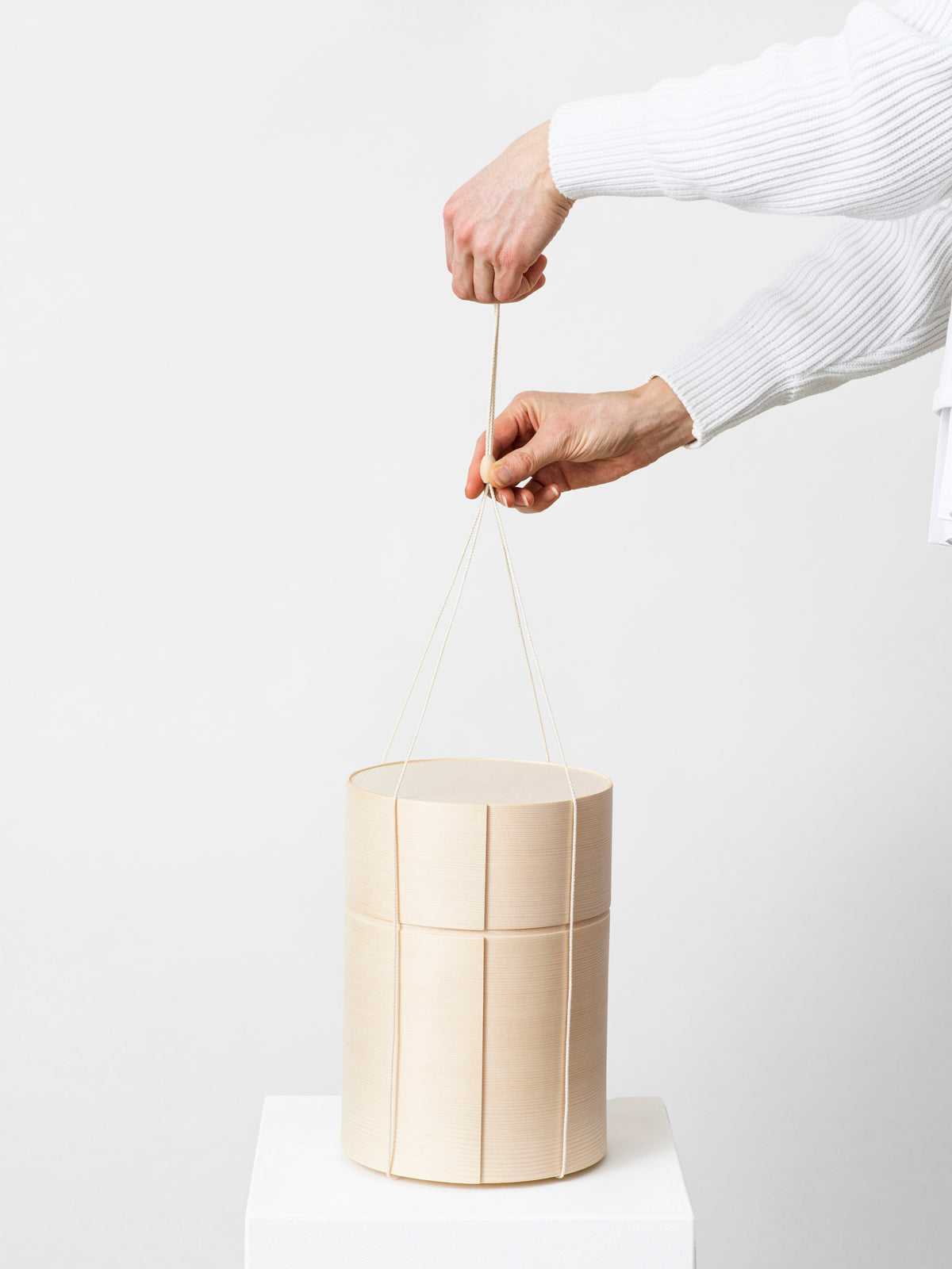 abbaubare Absenkhilfe für das Herablassen von Urnen, angewendet an Urne Hoyah