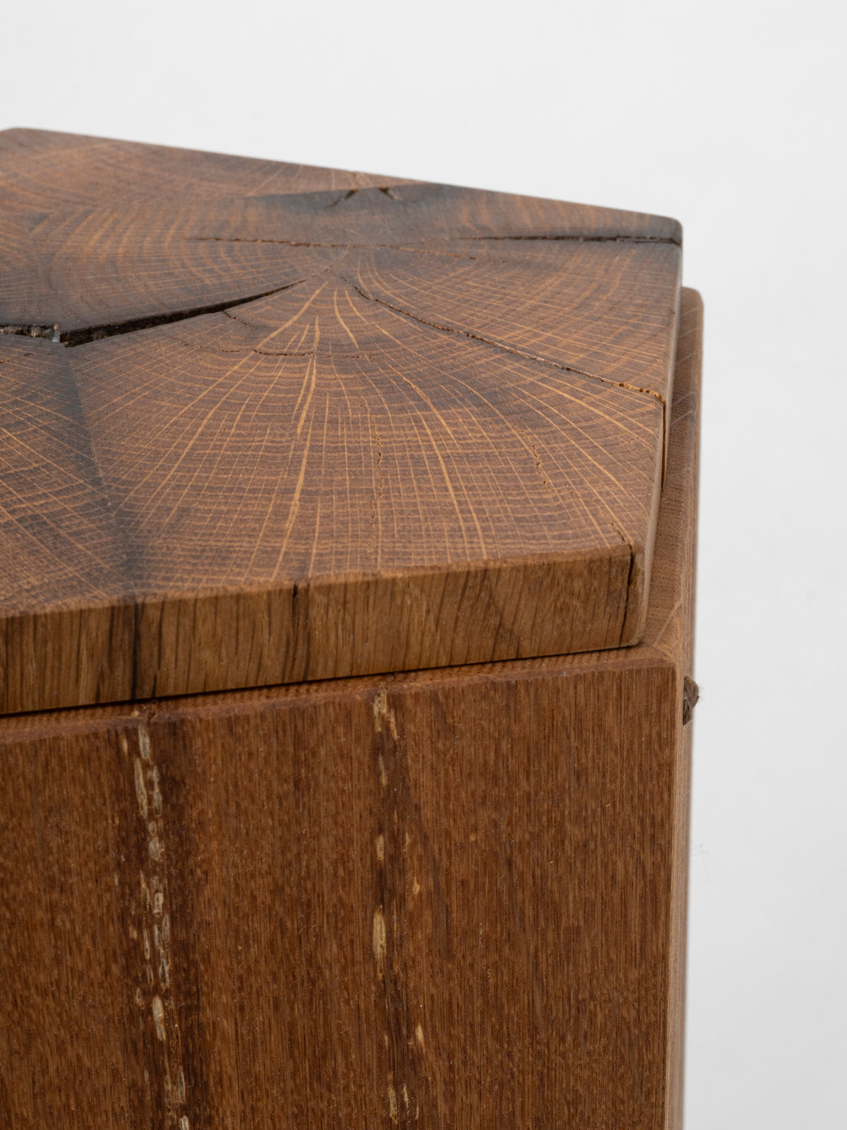 Holzurne für Aschekapsel aus recyceltem Holz, abbaubar für Urnenbestattung, Friedwald und Naturbestattung – Pentaga von urnique 