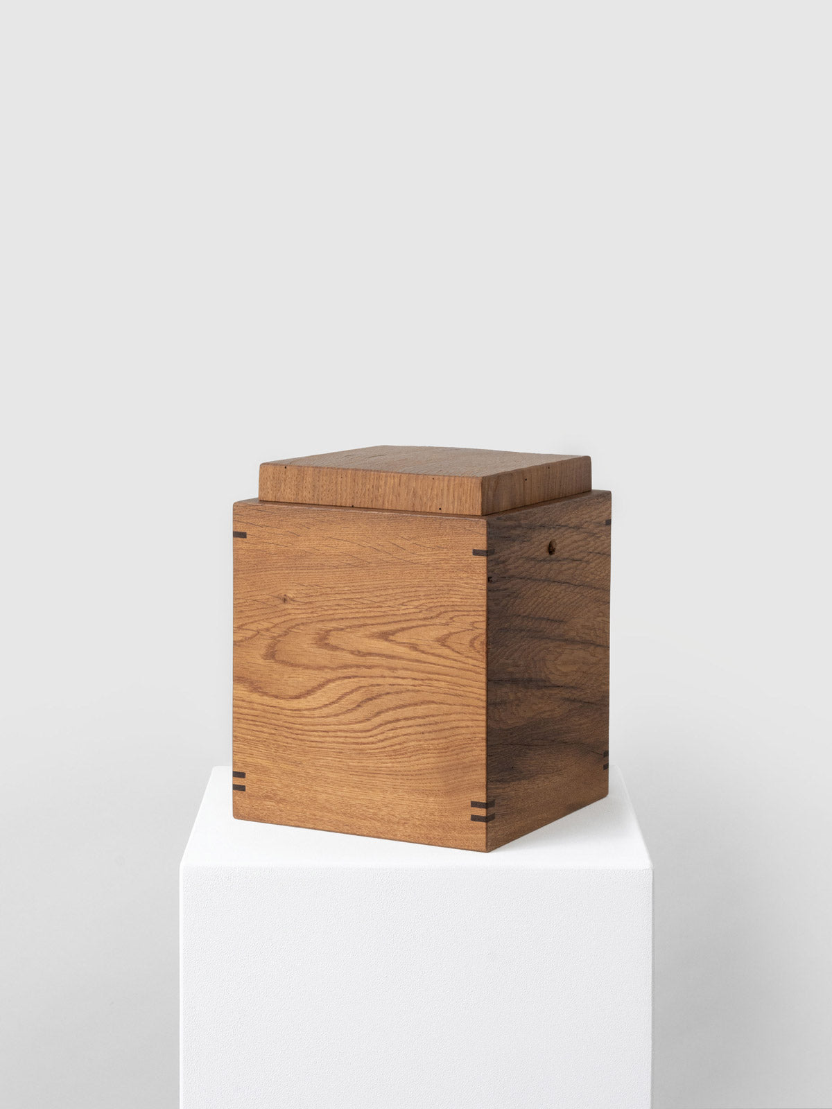 Holzurne aus recyceltem Holz, abbaubar für Urnenbestattung und Naturbestattung