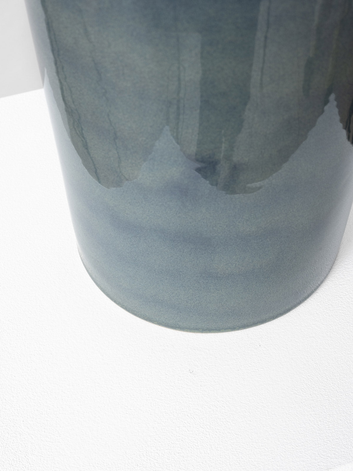 handgemachte Keramikurne für Urnenbestattung, Urnenwand, Detail – Azuro